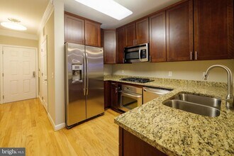 2101 N Monroe St, Unit 105 in Arlington, VA - Foto de edificio - Building Photo