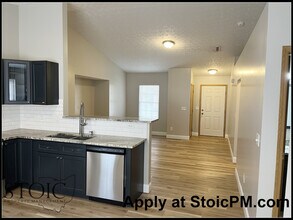 6137 Federalist Dr in Galloway, OH - Building Photo - Building Photo