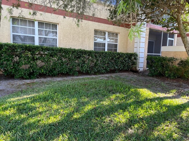 1533 SE Royal Green Cir in Port St. Lucie, FL - Building Photo - Building Photo