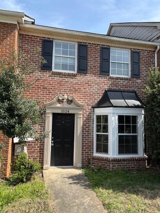 1524 Paces Ferry N Dr in Smyrna, GA - Foto de edificio