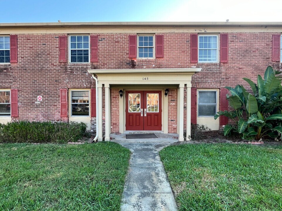 145 E Colonial Ct in Indian Harbour Beach, FL - Building Photo