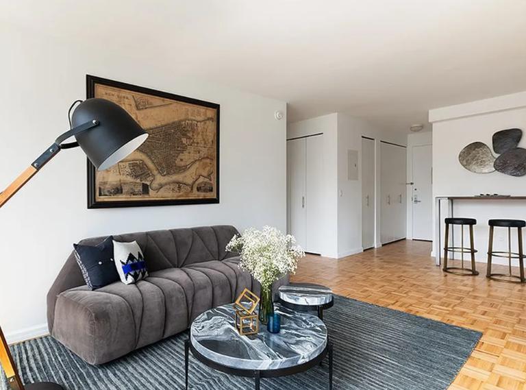 522 W 37th St in New York, NY - Building Photo