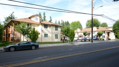 Cedar Park Place Apartments in Portland, OR - Foto de edificio - Building Photo