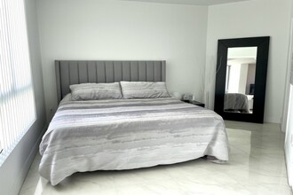 350 S Miami Ave in Miami, FL - Building Photo - Building Photo
