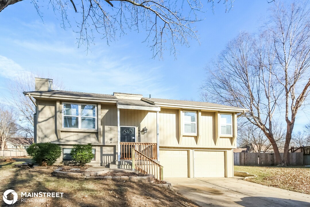 1904 SW 4th St in Lee's Summit, MO - Building Photo