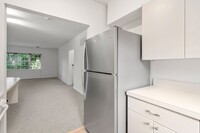 132 Lake Shore Rd, Unit 4 in Boston, MA - Building Photo - Building Photo