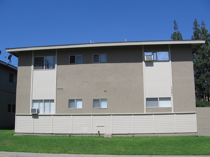 1261 Burwood St in La Habra, CA - Foto de edificio