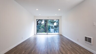 102 Scholz Plz, Unit PH #37 in Newport Beach, CA - Building Photo - Building Photo