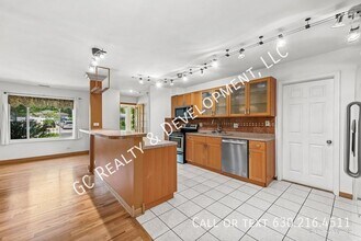 1123 Duxbury Ln in Schaumburg, IL - Building Photo - Building Photo
