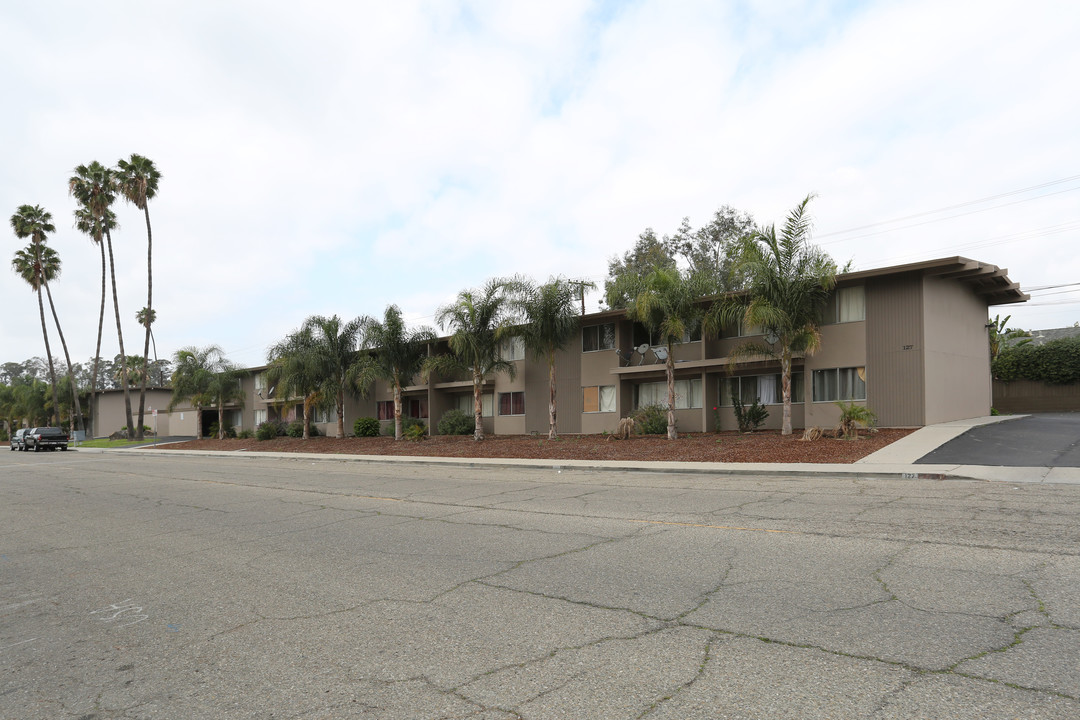 127-145 W Santa Barbara St in Santa Paula, CA - Building Photo