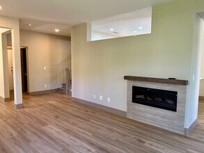 911 Brea Ln in San Jose, CA - Building Photo - Building Photo