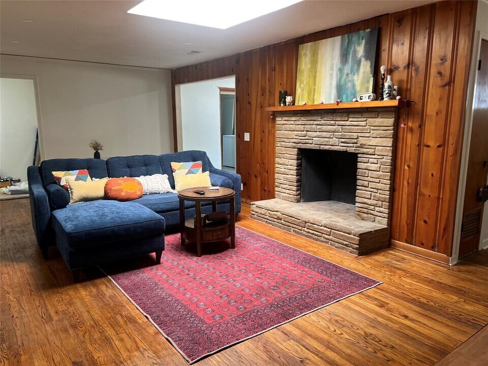 1003 W Bluebonnet Dr in San Marcos, TX - Building Photo