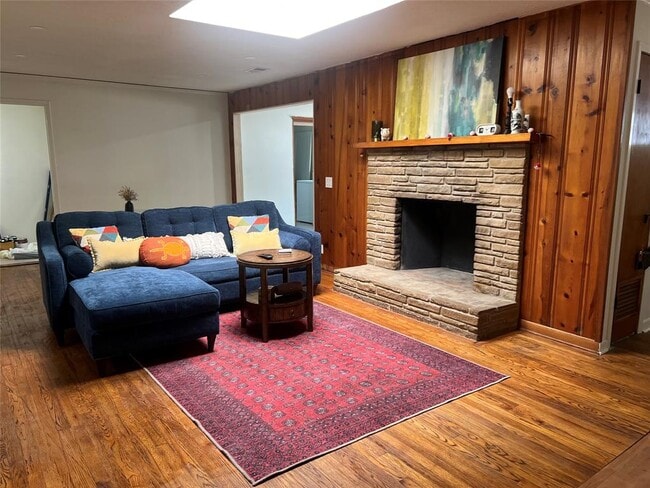 property at 1003 W Bluebonnet Dr
