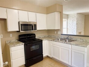 10211 Brownie Dr in Austin, TX - Building Photo - Building Photo