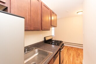 823 W Diversey Pkwy in Chicago, IL - Building Photo - Building Photo