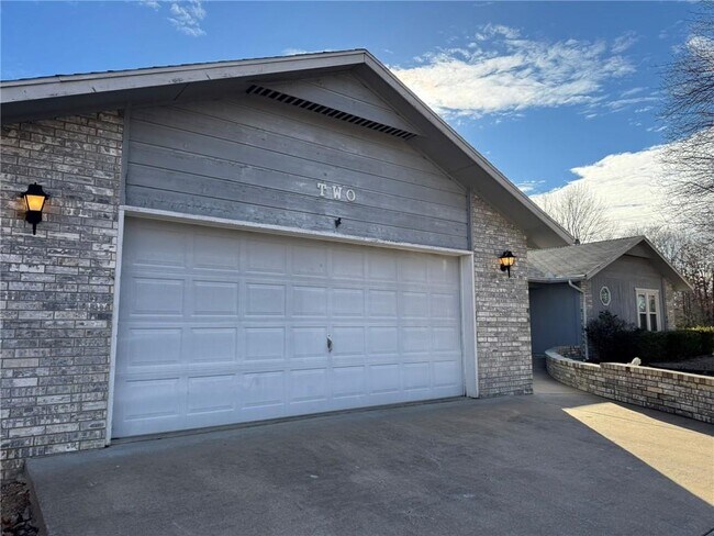 2 Newburgh Dr in Bella Vista, AR - Building Photo - Building Photo