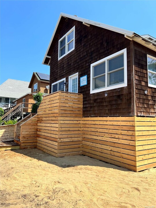 149 Bungalow Ln in Ocean Beach, NY - Building Photo