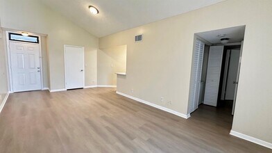 215 Lake Pointe Dr, Unit 208 in Oakland Park, FL - Building Photo - Building Photo