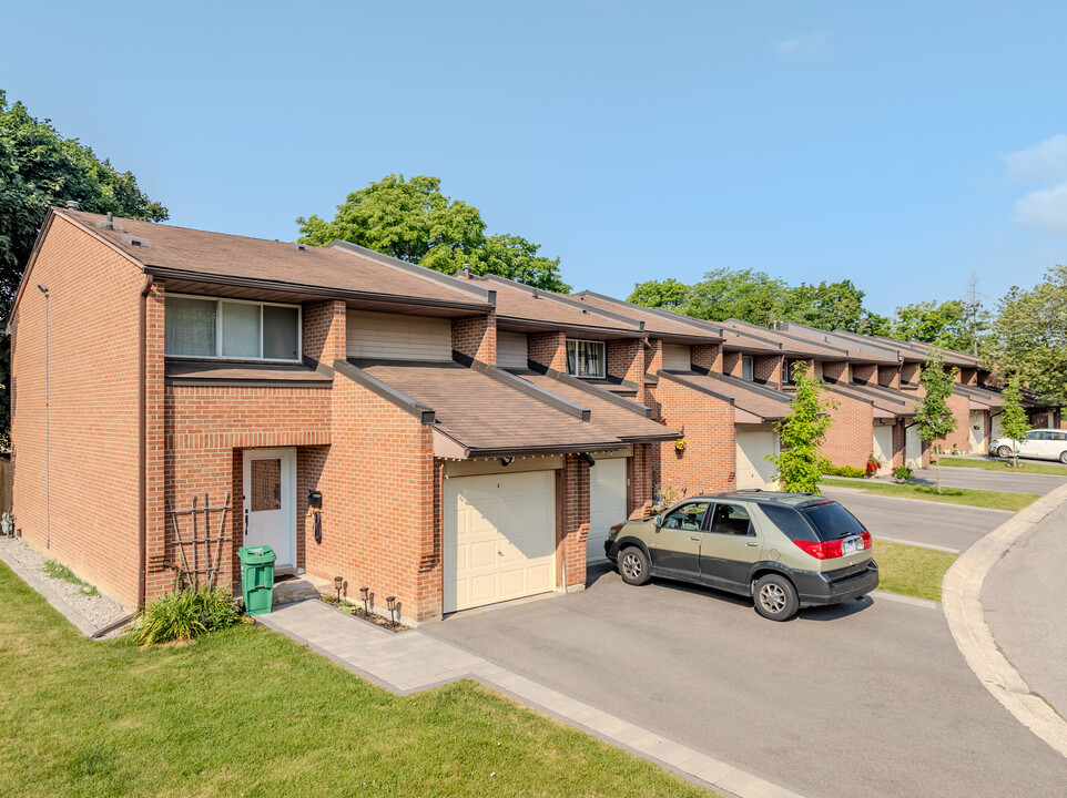 2301 Derry Road W Townhomes in Mississauga, ON - Building Photo