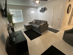 1301 E Avenue G, Unit B in Killeen, TX - Foto de edificio - Building Photo