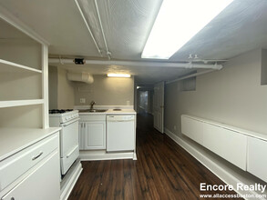 208 Banks St, Unit B in Cambridge, MA - Building Photo - Building Photo