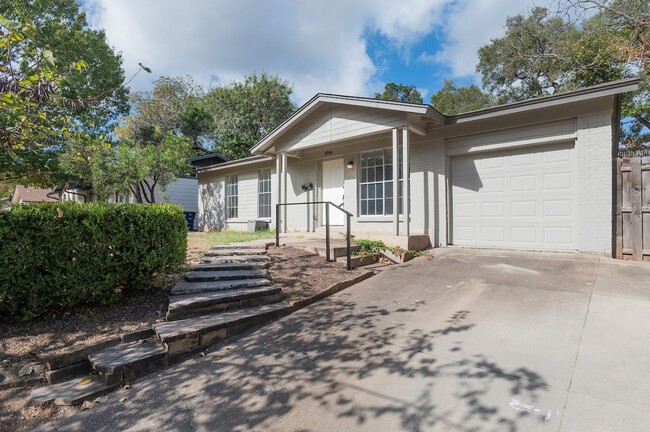 2704 Carnarvon Ln in Austin, TX - Foto de edificio - Building Photo