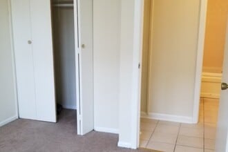 1751 Queensbury Cir in Hoffman Estates, IL - Building Photo - Building Photo