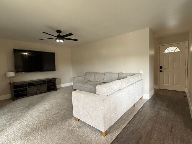 8561 Villa La Jolla Dr in San Diego, CA - Building Photo - Building Photo