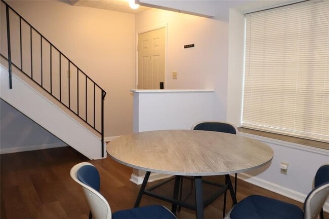 property at 2572 Stratford Ln