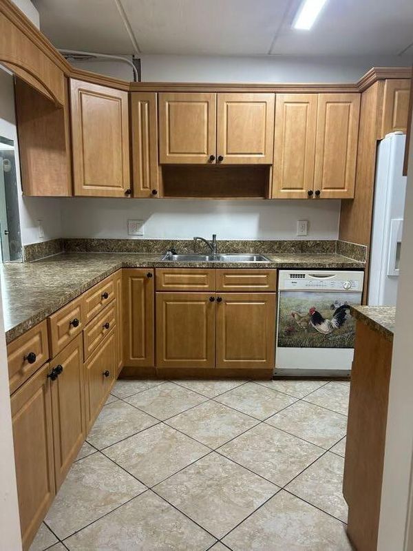 property at 5975 Forest Hill Blvd