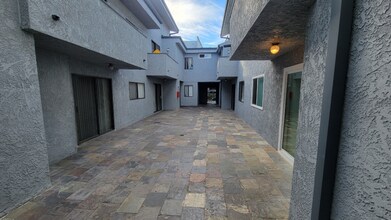 13347 Victory Blvd in Los Angeles, CA - Building Photo - Building Photo