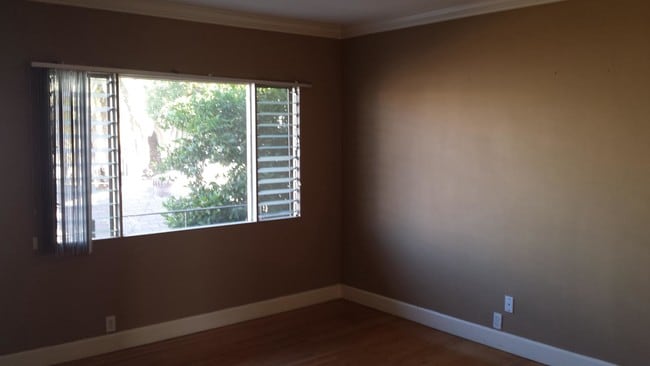 1311 E 1st St, Unit 11 in Long Beach, CA - Foto de edificio - Building Photo