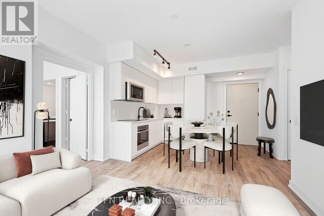 327-4327 King St W in Toronto, ON - Building Photo - Building Photo
