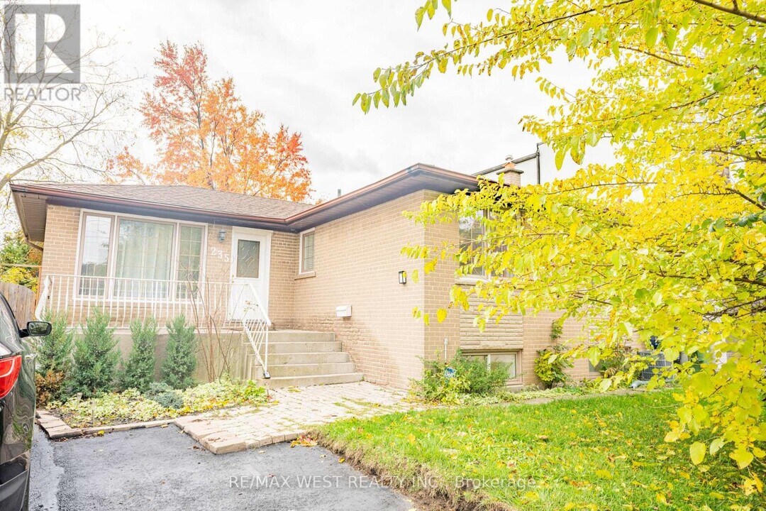 235 Pleasant Ave in Toronto, ON - Building Photo