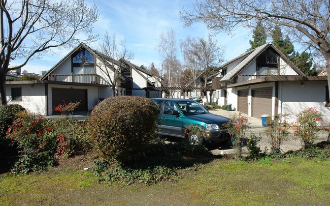 451-471 Meadow Dr in Palo Alto, CA - Foto de edificio - Building Photo