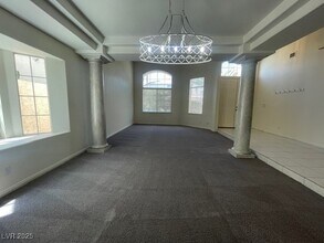 8711 W Knollmist Dr in Las Vegas, NV - Building Photo - Building Photo