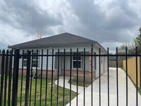 3234 Berry St in Houston, TX - Building Photo
