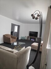 213 E 9th Ave, Unit 3 bedroom apartment in Roselle, NJ - Foto de edificio - Building Photo