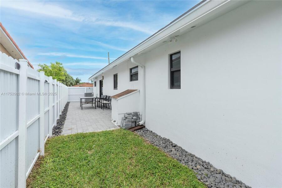 510 SE 3rd Ave in Dania Beach, FL - Building Photo
