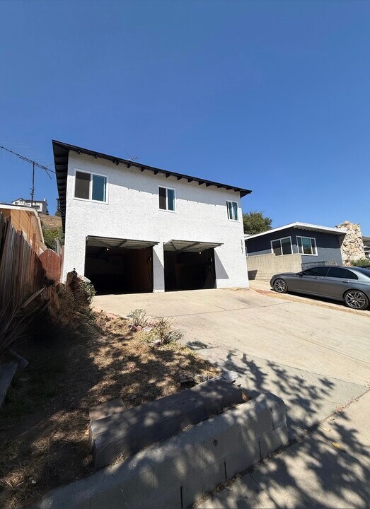 2747 Budau Ave in Los Angeles, CA - Foto de edificio