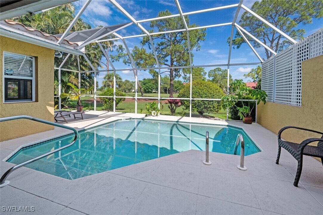641 St Andrews Blvd in Naples, FL - Foto de edificio