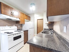 Emily Martin Arms in Edmonton, AB - Building Photo - Building Photo