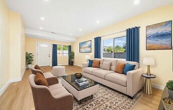 10824 Foothill Blvd in Sylmar, CA - Building Photo - Building Photo