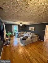 281 Tall Oak Dr in Charles Town, WV - Building Photo