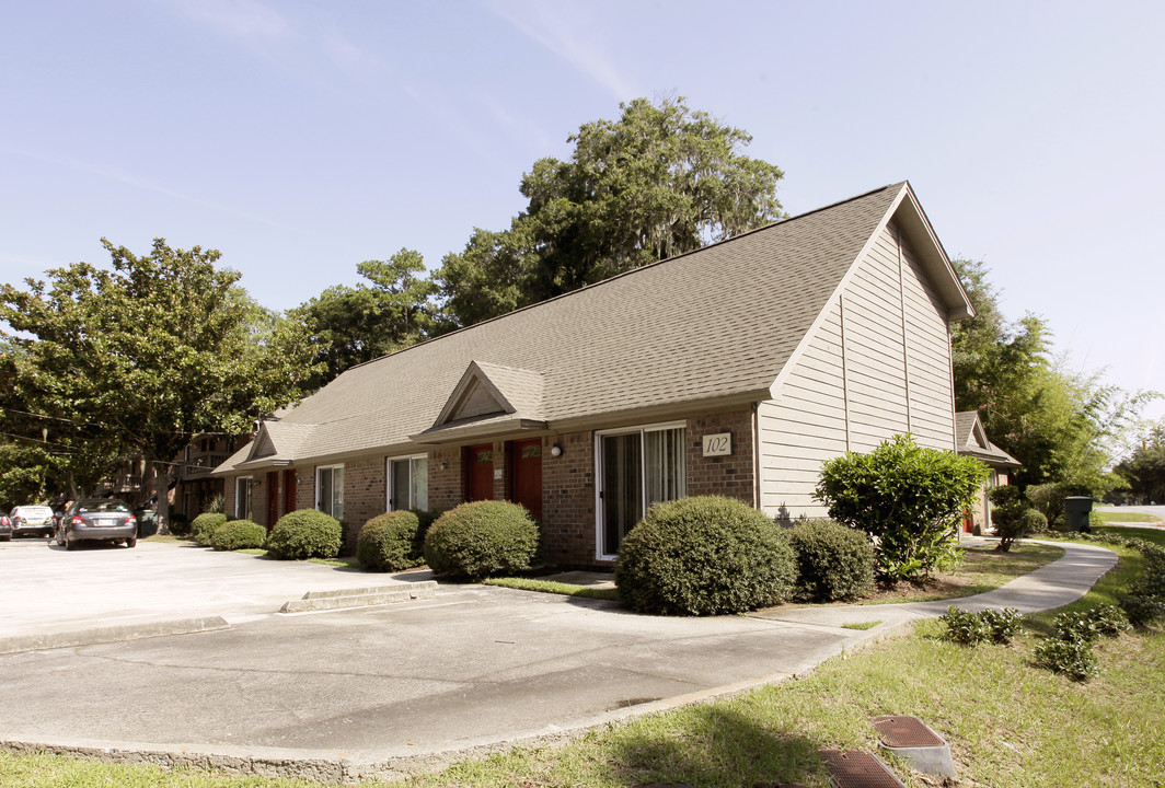 Magnolia Gardens in Savannah, GA - Building Photo