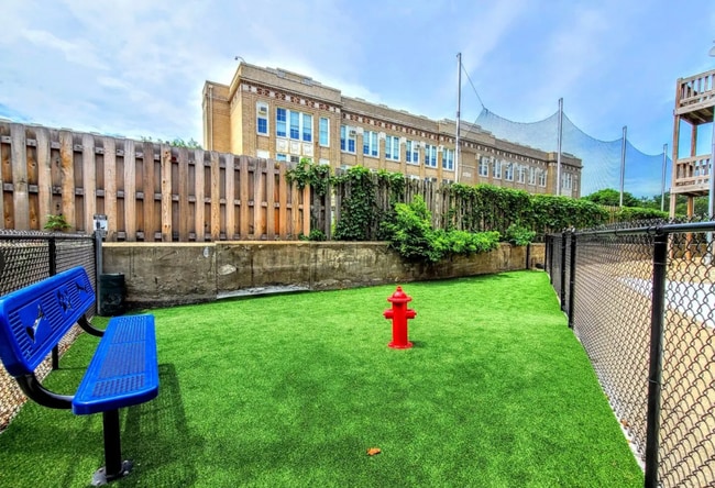 812 W Waveland Ave, Unit GDN in Chicago, IL - Building Photo - Building Photo