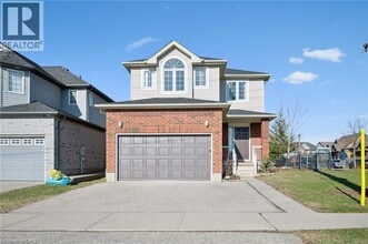 649 Doon S Dr in Kitchener, ON - Building Photo - Building Photo