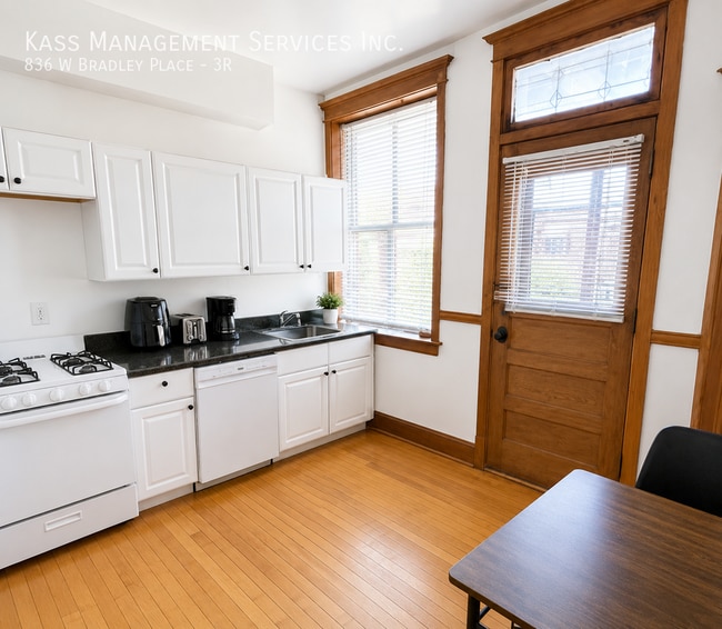 836 W Bradley Pl