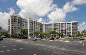 Oceanview Park in Hollywood, FL - Building Photo - Building Photo