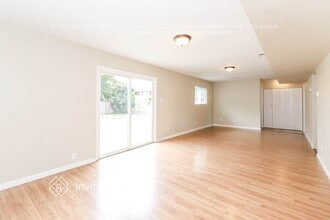 3211 Laurelhurst Dr in Rancho Cordova, CA - Foto de edificio - Building Photo